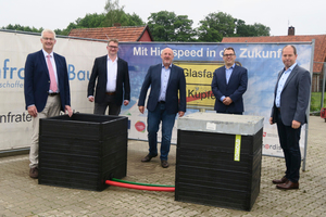  Im Landkreis Diepholz in Niedersachsen werden zurzeit 180 Mio. Euro in Deutschlands größtes Projekt zum Breitbandausbau investiert. Von links: Landrat Cord Bockhop, Peter Surmann von Fa. Connect Com GmbH, Ludwig Gerstlauer und Sebastian Zukowski von der R 