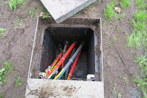  Zur Verlegung der Kabel können die Schäch-te bereits ab Werk mit Einführungsöffnungen in der erforderlichen Nennweite und Lage geliefert werden. Möglich sind Rohranbin-dungen in den Abmessungen DN 40 bis DN 160. 