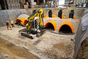  Auf der Baustelle kommen Rigolentunnel zum Einsatz. Diese können im Bedarfsfall durch weitere leistungsstarke Produkte für unterschiedliche, individuelle Entwässerungslösungen oder dezentrale Regenwasserbehandlungsanlagen in kompakter Bauweise ergänzt wer 