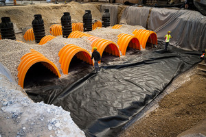  Die Rigolentunnel MC-4500 können Niederschlagswasser durch Versickerungsprozesse dem Grundwasser auf natürliche Weise zuführen. Auf Wunsch des Bauherrn wurden alle Rigolentunnel als Sedimentationstunnel (Isolator Row) ausgearbeitet und mit einem Bändcheng 