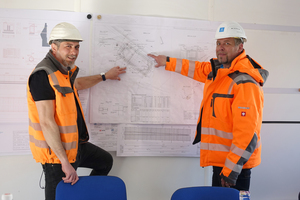  Dipl.-Ing. Yunus Aydin, TGH, (links) und Dipl.-Ing. Tim Bartels, Thyssenkrupp Infrastructure, sind sehr zufrieden mit der Arbeit des Silent Pilers auf der Baustelle. 