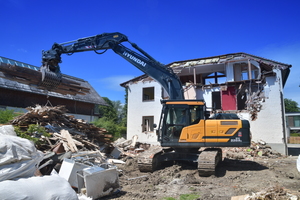  Der Hyundai HX220AL von Holzer Erdbau- und Baggerbetrieb mit Monoblock und Standard-Stiel beim Abbruch eines Wohnhauses in Herrsching am Ammersee. 