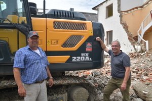  Fahrer Peter Müller (links) und Georg Schweiger, Geschäftsführer Fischer und Schweiger, haben einen guten Kontakt, denn vor allem von den Experten auf den Maschinen erfährt man wie sie sich tagtäglich bewähren. 
