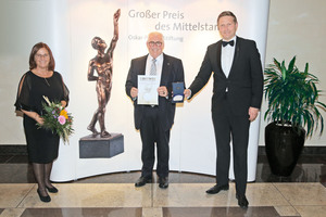  Freuen sich über die Ehrenplakette beim Großen Preis des Mittelstands: Ferdinand und Ruth Munk, die Geschäftsführer der Günzburger Steigtechnik GmbH erhalten den Sonderpreis von Christian Wewezow (r), Vorsitzender des Kuratoriums der Oskar Patzelt Stiftung. 