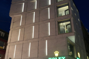  Nicht sichtbar befestigte Marmorplatten bringen das Geschäftshaus der schweizerischen Großstadt zum Glänzen – sowohl tagsüber durch Sonnenlicht als auch nachts, wenn sie beleuchtet werden. 