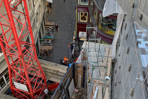  Fassadenanbringung auf der Baustelle in Zürich im Oktober 2018. 