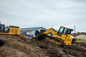  Der wendige Kettenlader Cat 963 mit 151 kW (202 PS) Motorleistung und einem Einsatzge-wicht von 20,4 Tonnen. 