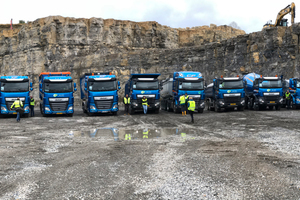  In Ilsfeld, südlich Heilbronn, stellte der europäische Marktführer für Sattelfahrzeuge seine neueste Generation von Bau-Trucks vor. Mit dabei war auch die neue, hydraulisch angetriebene Vorderachse PXP, die DAF zusammen mit Paul, Passau entwickelt hat. 