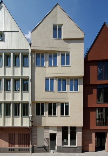 Die plastische, konvexe Faltung der Fassade der ?Goldenen Schachtel? artikuliert den geknickten Gassenraum ?Hinter dem Lämmchen?.