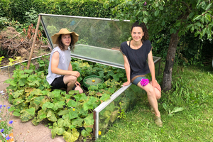  Magdalena Nickl und Vincent Kalnin freuen sich über das Ergebnis und immer ausreichend Wasser im Garten: Nach dem Einbau haben sie die KS-Bluebox mit einem Pflanzbeet überdeckt. 