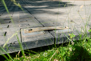  Die Panels werden mittels Metallverbinder und Sechskantschrauben miteinander verbunden. 