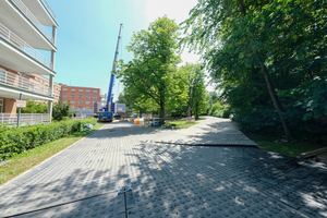  Neue Bettenstation für das Uniklinikum Tübingen: Sowohl bei der Anlieferung der Module mit Schwerlasttransportern als auch bei der Positionierung des für deren Aufstellung benötigten Mobilkrans konnten die Baustraßenelemente ihre Vorteile ausspielen. 