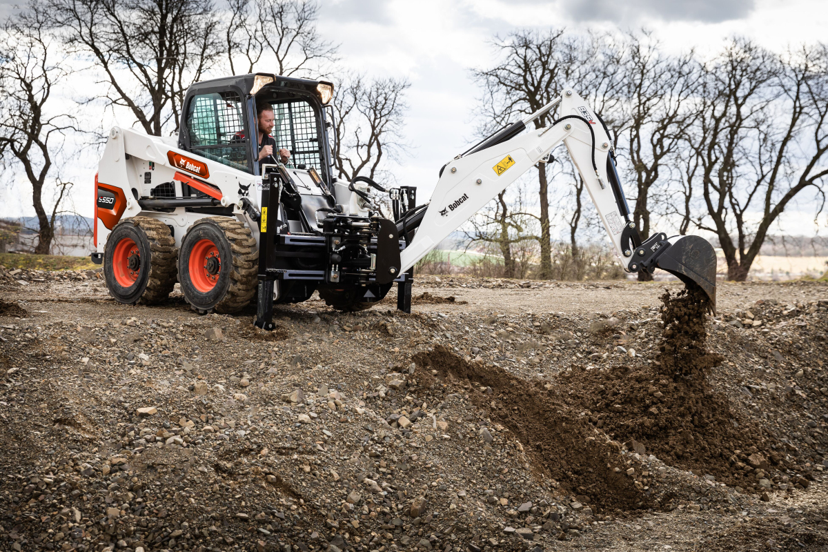 Die V-Modelle ermöglichen zahlreiche Anwendungen im Abbruch und im Garten- und Landschaftsbau.