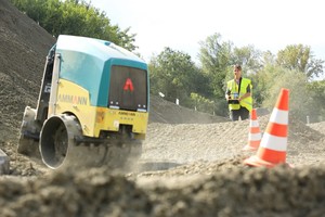  Das Knick-/ Pendelgelenk garantiert Wendigkeit in unwegsamem Gelände. 