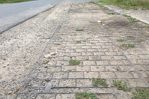  Die RoadEdgePave-Bankettbefestigung kann auch mehrreihig verlegt und zur Straßenverbreiterung genutzt werden.  