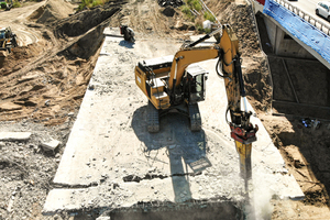  Mit Hydraulikhammer und hydraulischer Abbruchschere rückten die Bagger der Brücke zu Leibe. 