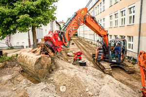  Hier befindet sich ein Variolock-Schnellwechsler in Kombination mit einem Rototop am neuen Bagger, der dem Grabenlöffel punktgenaues Arbeiten ermöglicht. 