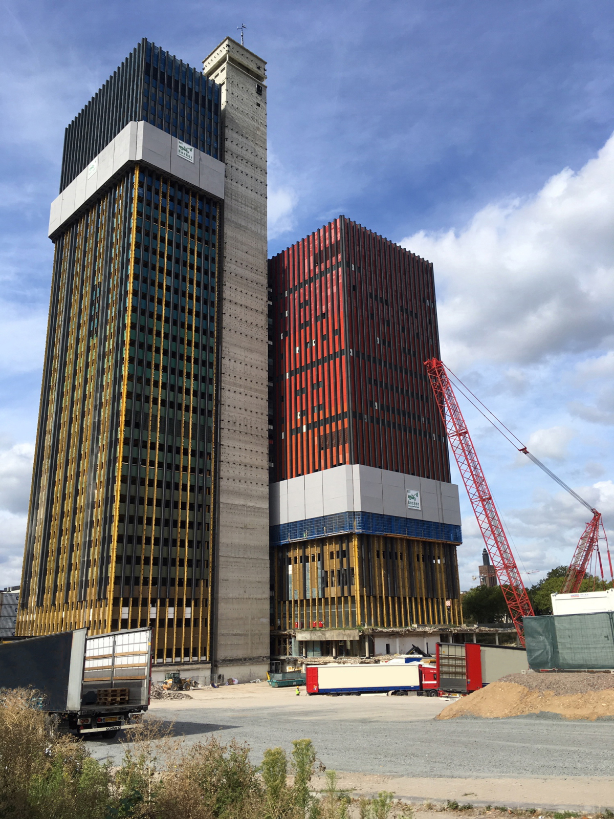 Der Büroturm und der Studioturm wurden für den Rückbau mit dem Schutzschild Xclimb 60 eingehaust. Das gab der Mannschaft Sicherheit in jeder Höhe und verhinderte das Herabfallen von Abbruchmaterial, Kleinteilen und Staub.