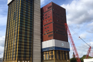  Der Büroturm und der Studioturm wurden für den Rückbau mit dem Schutzschild Xclimb 60 eingehaust. Das gab der Mannschaft Sicherheit in jeder Höhe und verhinderte das Herabfallen von Abbruchmaterial, Kleinteilen und Staub. 