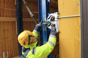  Für die nachträgliche Anbringung der Schutzschilde am Bestand entwickelten die Ingenieure in Abstimmung mit dem Kunden projektspezifische Sonder-Aufhängestellen. 