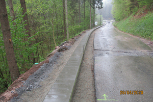  Bild 3: Ein 80 cm breites Betonbett mit Armierung unterstützt den sicheren Anschluss der Lefix-Bankettplatten an den Asphalt.  