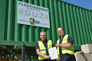  Uwe Kuhn und Daniel Zentler von der Firma Erdbau Kuhn in Kirchhardt präsentieren die BQF-Qualitätsurkunde. 