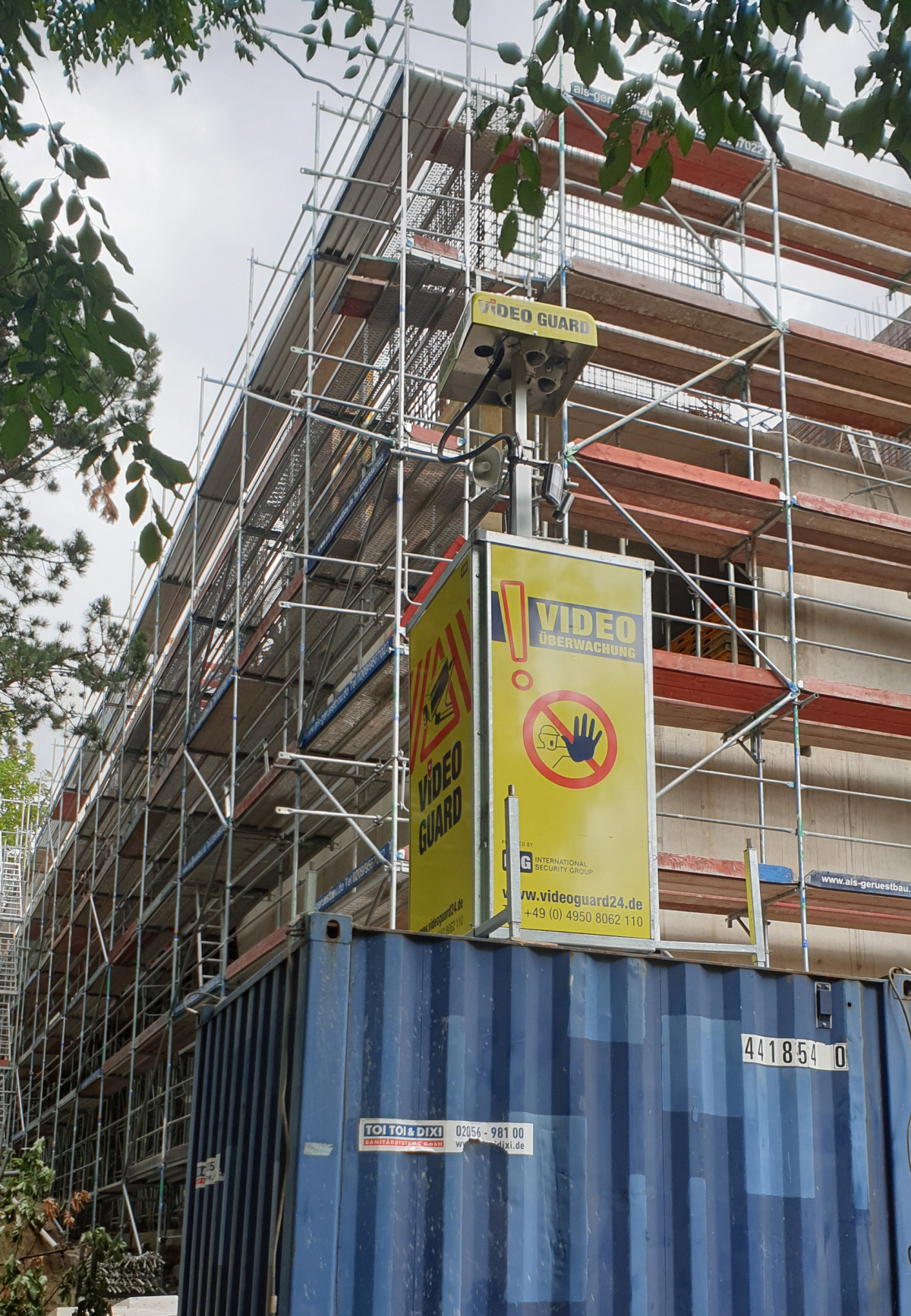 Um Baucontainer, Materialien und Maschinen vor Diebstahl und Vandalismus zu schützen, kommen auf der Baustelle des Projektes ?Südtribüne? in Dortmund Kameratürme zum Einsatz.