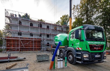 Einfache Geb?ude mit robuster Baukonstruktion und reduzierter Geb?udetechnik sind hinsichtlich ?kobilanz und Lebenszykluskosten Standardbauten und aktuellen Passivh?usern ?berlegen.