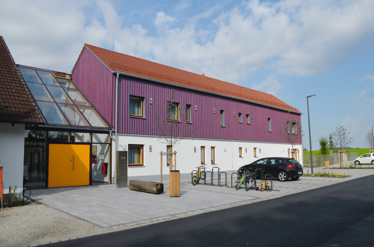 Dank der konsequenten Nutzung nachhaltiger Baustoffe erfüllt der Kindergarten-Neubau in Geisenhausen hohe Ansprüche an eine umweltschonende Bauweise.