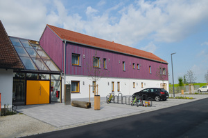  Dank der konsequenten Nutzung nachhaltiger Baustoffe erfüllt der Kindergarten-Neubau in Geisenhausen hohe Ansprüche an eine umweltschonende Bauweise. 