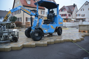  Die Verlegung des Pflasters erfolgte zu großen Teilen maschinell.  