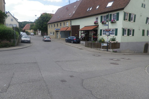  Vorher: Die Kreuzung im Ortszentrum von Tübingen Hagelloch war asphaltiert und sowohl optisch als auch technisch in die Jahre gekommen.  