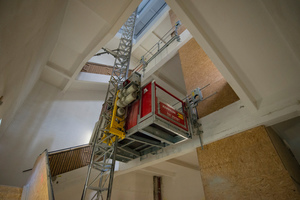  Über elf Stockwerke erstreckt sich der Zahnstangenmast des Geda 1200 Z/ZP im Museumsinneren. 