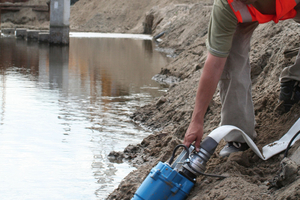  Tsurumi stellt Schmutzwasserpumpen für das Baugewerbe her. 