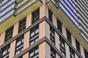  Die rückseitig per Hinterschnitttechnik erfolgten Befestigungen erhöhen die Sicherheit, Nachhaltigkeit, Ansehnlichkeit und Funktionalität der modernen Gebäudehülle. 