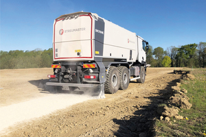  Auf einem Trägerfahrzeug montierte Bindemittelstreuer wie der Streumaster SW 318 MC eignen sich für das präzise Ausstreuen der Bindemittel bei großflächigen Anwendungen sowohl im Off- als auch On-Road-Einsatz. 