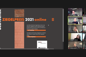  Pandemiebedingt fand die Jurysitzung am 23. Oktober in München als Hybridveranstaltung statt. Neben Professor Thomas Auer (TU München), Christine Degenhart (Präsidentin der Bayerischen Architektenkammer), Juryvorsitzender Volker Kurrle (Harris + Kurrle Architekten aus Stuttgart) und Professor Jens Metz (HTW Saar), Michael Pröll (Techn. Geschäftsführer des Ziegel Zentrum Süd e. V.), die in der Präsenzsitzung saßen, wurden MinR‘n Christine Neuhoff (Leiterin des Referats Bauingenieurwesen, Nachhaltiges Bauen und Bauforschung im BMI aus Berlin), Anne Kaestle (Duplex Architekten aus Zürich) und Professor Dr. Robert Pawlowski (Hochschule Karlsruhe) per Videokonferenz zugeschaltet. Anita Benja und Annette Drosdeck, beide für die Vorprüfung für das ZZS verantwortlich, hielten die Jurysitzung im Backoffice am Laufen. 
