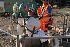  Neben den notwendigen Maschinen wurden auch die Mitarbeiter mittels einem Lastenseilzug in die Tiefe gebracht. 