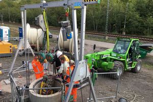  Über den Schacht, der 13 Meter in die Tiefe führte, wurde das Wickelrohr in den Kanal eingezogen. 