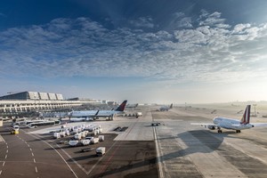  Für die Sanierung der Startbahn des Stuttgarter Flughafens waren zahlreiche bauchemische Produkte im Einsatz, unter anderem Betonzusatzmittel, Nachbehandlungs- und Hydrophobierungsmittel, Fugendichtstoffe und Injektionsharze. 