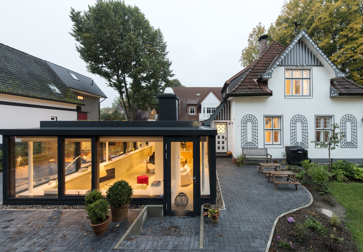 Mit einem Anbau wurde die Wohnfläche eines denkmalgeschützten Einfamilienhauses in Hamburg erweitert.