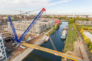  Der LR 1800-1.0 montiert das 196 Tonnen Brückengewicht bei 48 Metern Ausladung. 