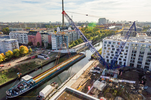  Auf 1.600 Kilometer Wasserstraße wurde die neue Brücke mit dem Binnenschiff von Bayern nach Berlin transportiert. 