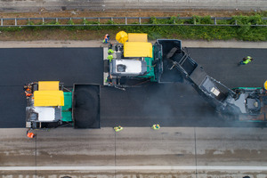  Mehr Flexibilität: Der Vögele Beschicker MT 3000-2i Offset kann dank seines Schwenkbands zwei Fertiger mit Mischgut versorgen. Die beiden Fertiger-Fahrer können sich dadurch voll auf den Einbau konzentrieren. 