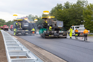  Innovative Technik, sauberer Baustellenbereich: Die SprayJet-Technologie von Vögele erübrigt den Arbeitsgang des Vorsprühens mit Bitumenemulsion. 