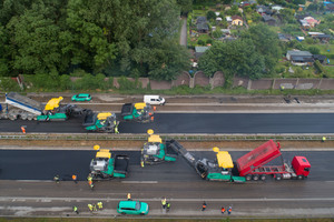  Voller Einsatz für die Pendlerstrecke: Um 3,60 km Autobahn in nur 55 Stunden sanieren zu können, arbeiteten bei der Deckschicht jeweils zwei Sprühfertiger pro Fahrtrichtung gleichzeitig – unterstützt von je einem Beschicker. 