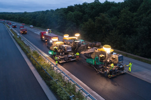  „Heiß an heiß“-Einbau mit zwei Super 1800-3i SprayJet: Die Vögele Sprühtechnologie hat sich über viele Jahre bei vielfältigen Einsätzen weltweit bewährt – so auch auf der Express-Autobahnbaustelle bei Duisburg. 