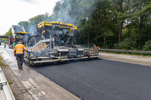  Der Einbau der Binderschicht auf der A3 erfolgte mit zwei Vögele Fertigern Super 2100-3i, unterstützt von jeweils einem Beschicker MT 3000-2i Offset. 
