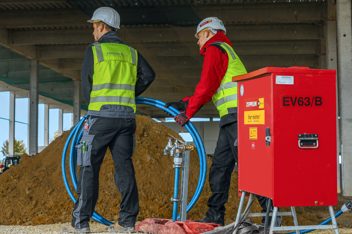 Baustelleneinrichtung für den Neubau von vier Industriehallen: Strom- und Bauwasserversorgung von Zeppelin Rental.