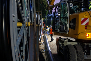  Um in den kurzen Zeitfenstern die gebündelten Schutzrohre einziehen zu können, arbeiteten die Mitarbeiter der ARGE im Zweischichtbetrieb. 